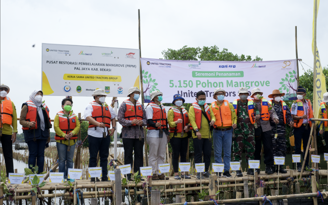 UT Group Supports Environmental Conservation  by Planting 5,150 Mangrove Trees in Muara Tawar