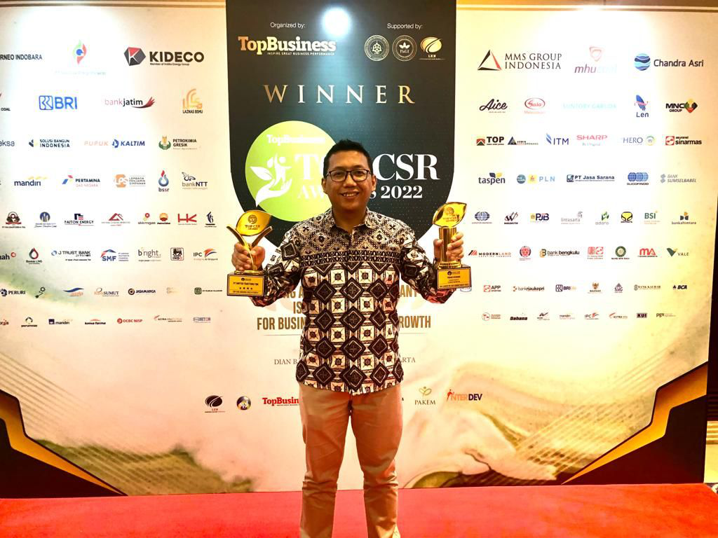 Himawan Sutanto selaku perwakilan UT menerima dua penghargaan 