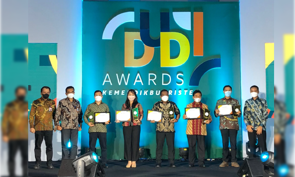 World Business Industry  (DUDI) Awards 2021 for United  Tractors from the Ministry of  Education, Culture, Research and  Technology