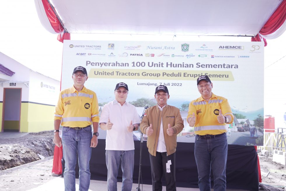United Tractors Group Holds a Ceremony for Handing Over 100 Temporary Shelter Units for Communities Affected by the Mount Semeru Eruption Disaster in Lumajang