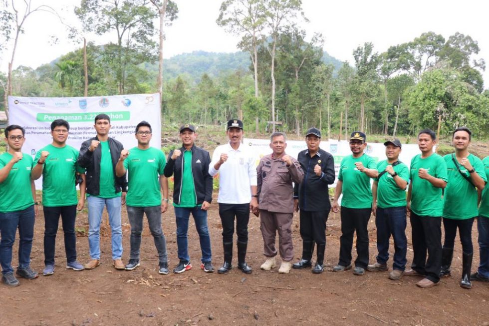 United Tractors Group Bersama Bupati BanjarKalimantan Selatan Menanam