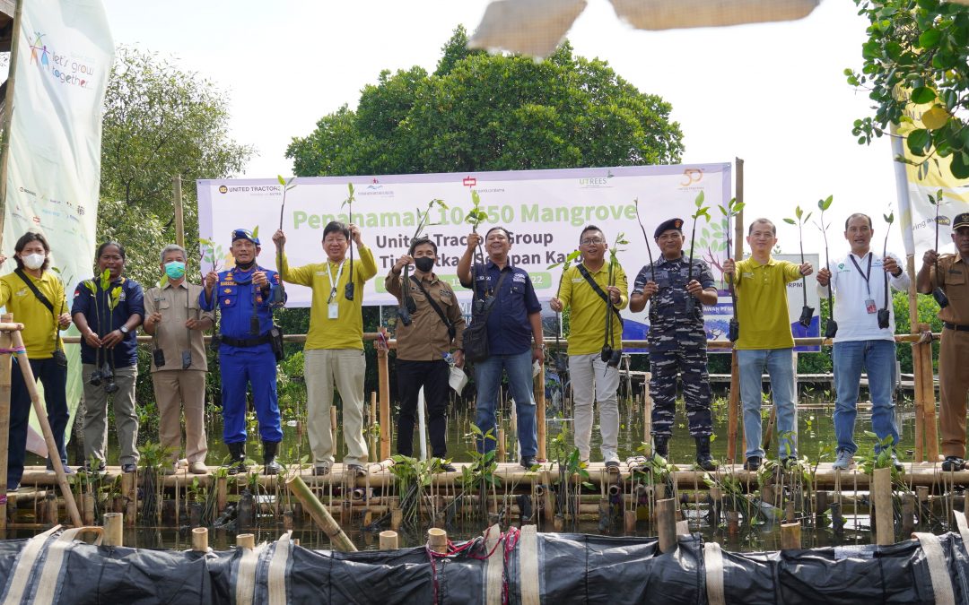 Cegah Perubahan Iklim, United Tractors Group Bersama Pemerintah Jawa Barat, TNI dan Polri Tanam 10.550 Mangrove di Muara Tawar