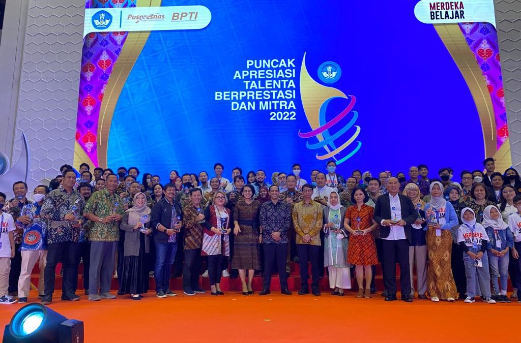 Commitment to Develop Young Generation Talents, United Tractors and UT School Win Appreciation of Outstanding Talents and Partners 2022 Kemendikbudristek