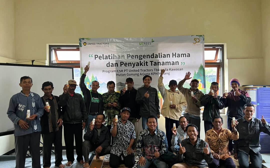 United Tractors Selenggarakan Penyuluhan Pengendalian Hama dan Penyakit Tanaman di Gunung Arjuno KPH Malang untuk Meningkatkan Hasil Budidaya Buah Lokal