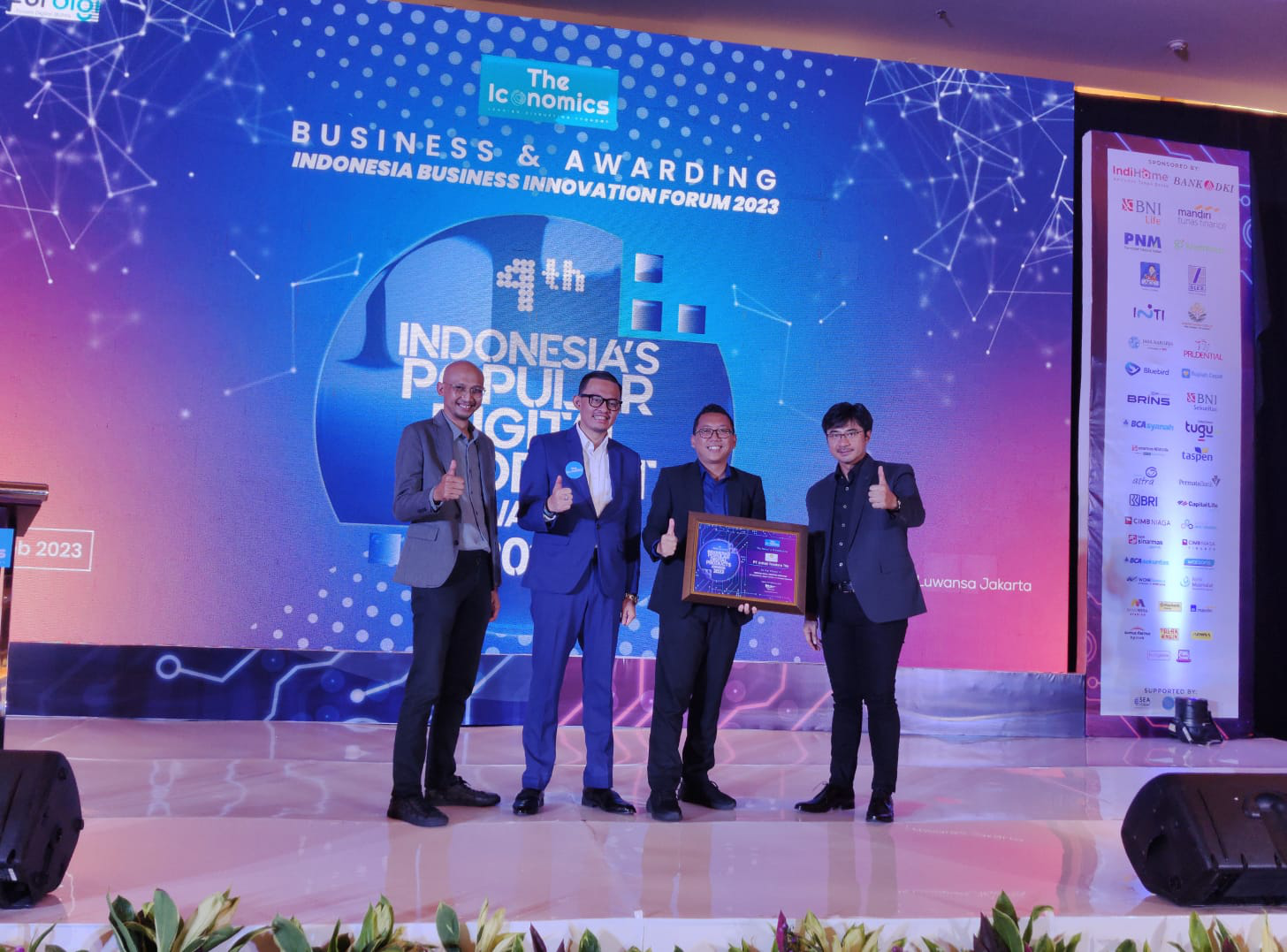 Penyerahan penghargaan oleh Bram S. Putro (Founder & CEO The Iconomics) kepada Himawan Sutanto (Head of Corporate Communication UT)