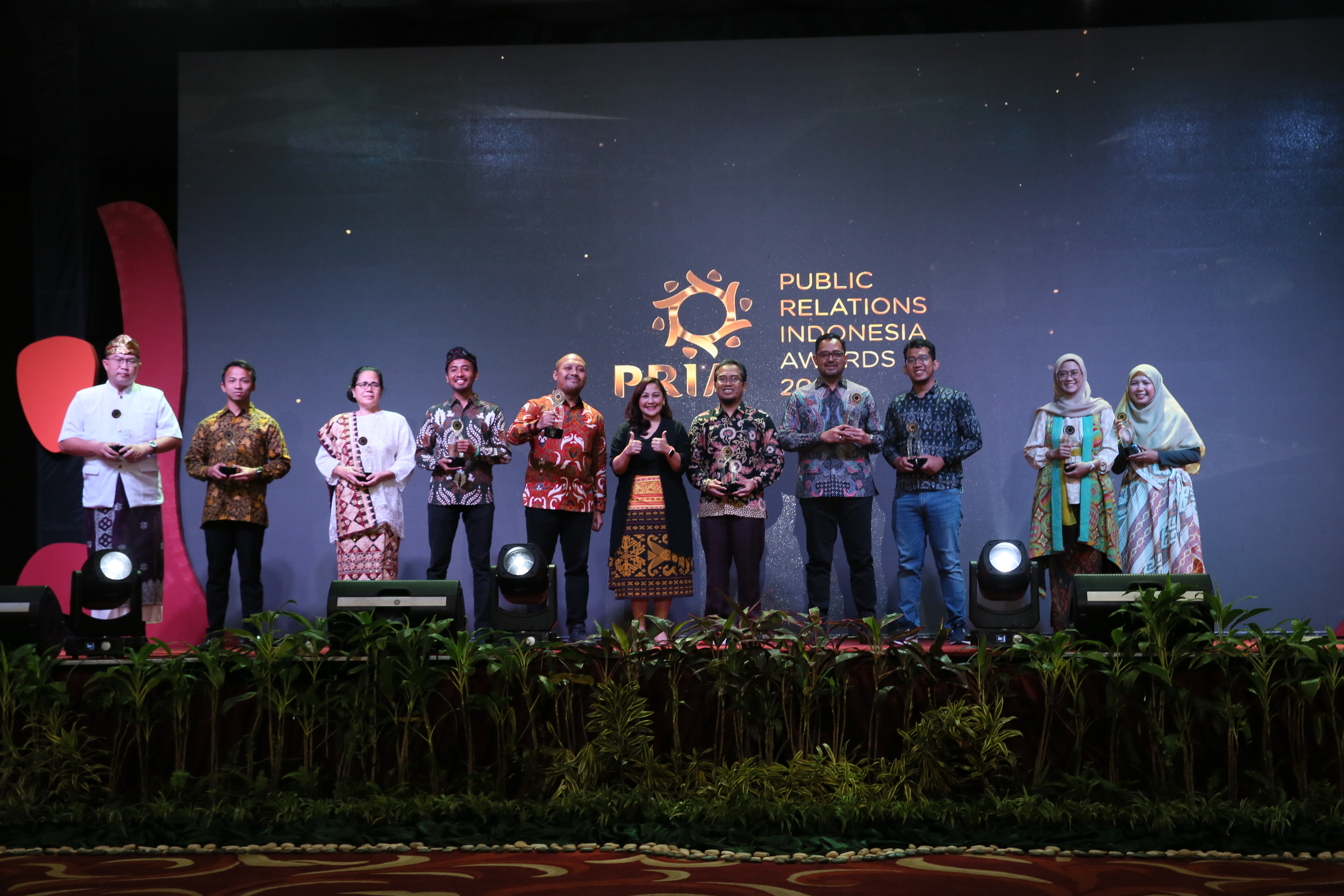 Award presentation at the 2023 Public Relations Indonesia Award event to the winners.