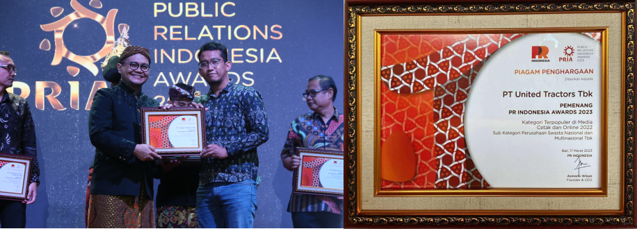 Award presentation from PR Indonesia to UT representative.