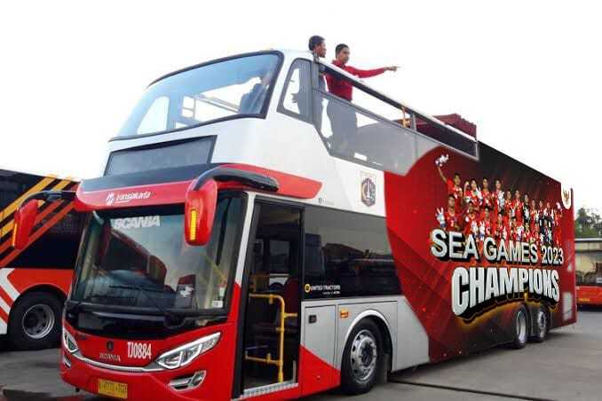 National Football Team Wins 2023 SEA Games Champion, United Tractors Provides Scania Bus Support During the Victory Parade in Bundaran HI Jakarta