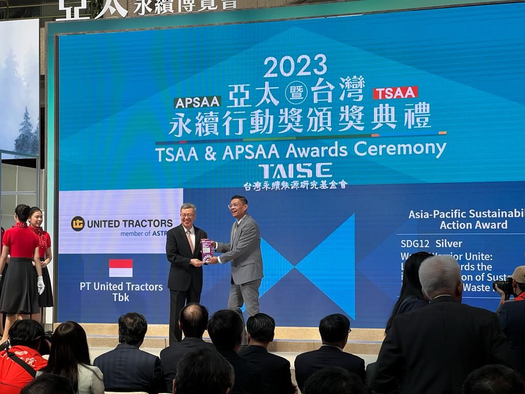 Penyerahan penghargaan oleh perwakilan TAISE kepada perwakilan UT yaitu Iqbal Soffan Sofwan (Kepala Dagang International Taipei) yang bertempat di Taipei World Centre, Taiwan.