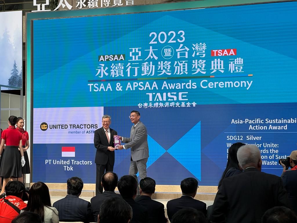 The award presentation by the TAISE representative to UT's representative, Iqbal Soffan Sofwan (Head of the Indonesian Economic and Trade Office (IETO) Taipei) at the Taipei World Center, Taiwan.