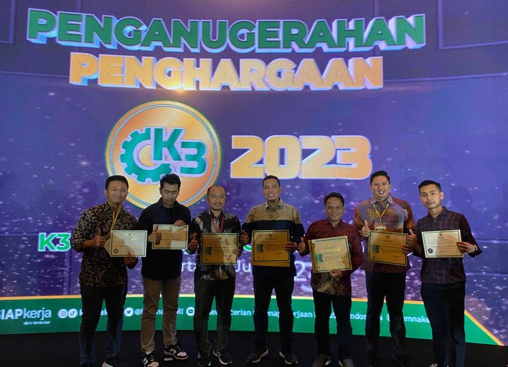 Perwakilan dari UT Group yang menerima penghargaan K3 tahun 2023. 