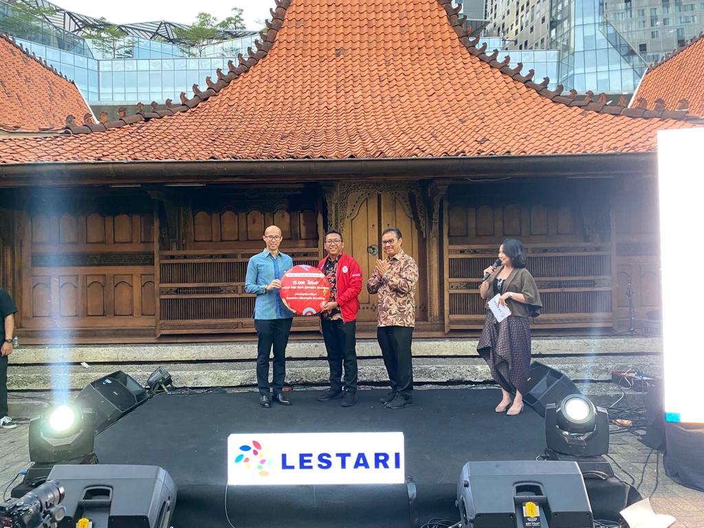 The symbolic handover of 15,000 eggs by Andi Budiman (CEO of KG Media) to Himawan Sutanto (SRCOM Department Head UT) (photo left). Hasto Wardoyo (Head of the RI BKKBN) pinning the jacket to Himawan Sutanto (pictured right).