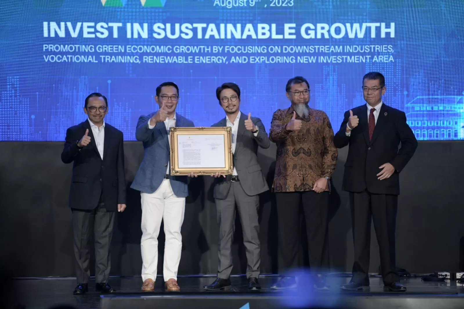 Director of Business Development of EPN, Achmad Rizal Roesindrawan (second from the right), and consortium Sumitomo, EPN and Hitachi Zosen (Hitz), together with the Governor of West Java, Ridwan Kamil (second from the left), after conducting signing of the collaboration agreement.