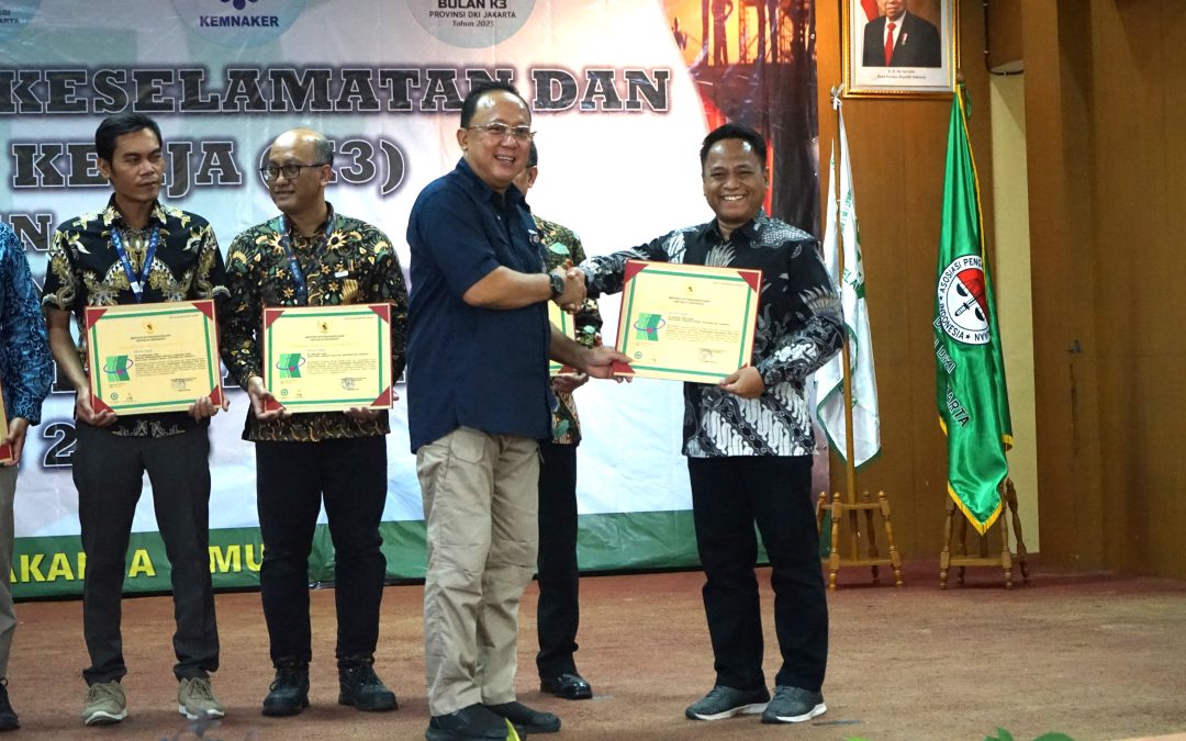 Commitment to Implement Occupational Safety and Health, United Tractors Wins K3 Award from DKI Jakarta Manpower and Transmigration Agency