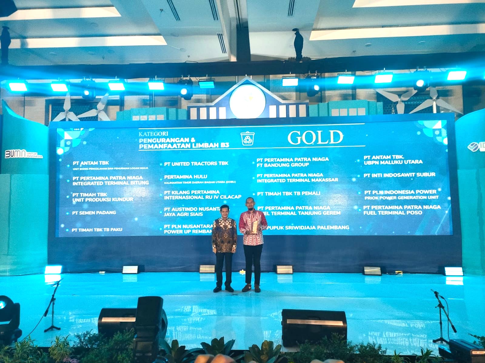 Presentation of awards was given by Sucofindo to Dicky Firmansyah (Branch Manager UT Semarang).