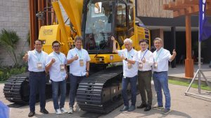 Introduction of the New 20 Ton Class Electric Excavator product in Mining Indonesia 2023 by Edhie Sarwono (Director of PT United Tractors Tbk), Loudy Irwanto Ellias (Director of PT United Tractors Tbk), Idot Supriadi (Director of PT United Tractors Tbk), Frans Kesuma (President Director of PT United Tractors Tbk), Kouji Yanagi (President Director of PT Komatsu Marketing and Support Indonesia), Widjaja Kartika (Director of PT United Tractors Tbk) (from left to right).