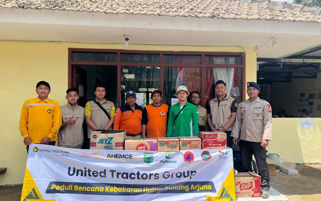 United Tractors Assists in Response to Forest and Land Fires in the Mount Arjuno Area