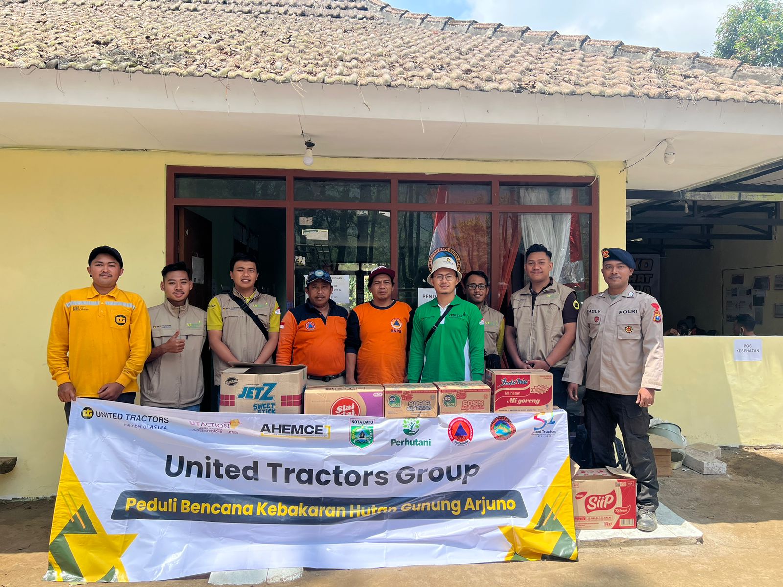 Presentation of aid for the Mount Arjuno Forest and Land Fire (Karhutla) by representatives of PT United Tractors Tbk to representatives of the Regional Disaster Management Agency (BPBD) Batu City, East Java.