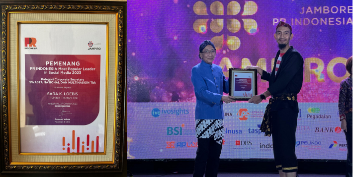 The award presentation of the 2023 Most Popular Leader in Social Media to Dicky Firmansyah (Branch Manager of UT Semarang) as the representation of Sara K. Loebis (right photo).