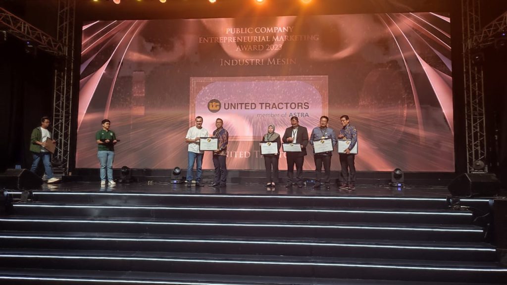 Presentation of awards by the Deputy Chairman of MCorp and CEO of MarkPlus Institute, Jacky Mussry, to UT's Corporate Communications Manager, Himawan Sutanto, located at Ballroom 2, The Ritz-Carlton Jakarta.