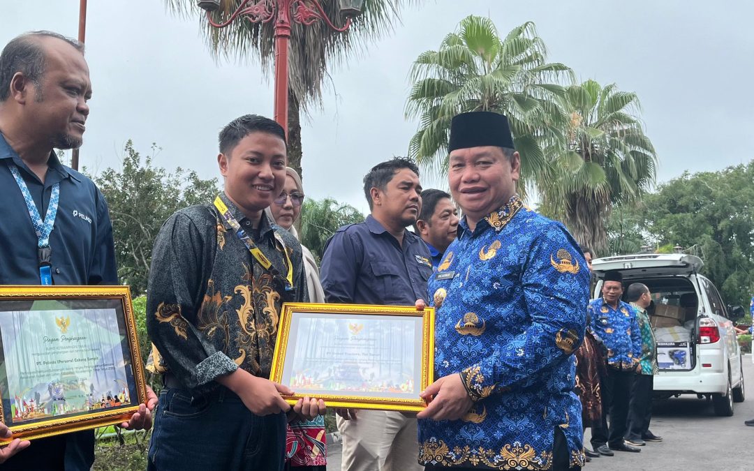 United Tractors Sampit Branch Wins Fire Disaster Mitigation Award from the East Kotawaringin Regent