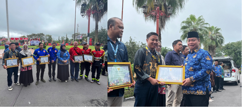 The presentation of the Fire Disaster Mitigation Award by Halikinnor, Regent of East Kotawaringin, to a representative of UT Sampit Branch.