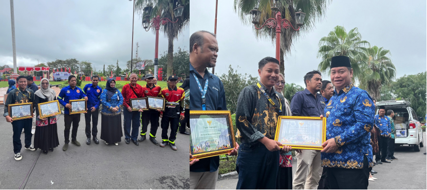 Penyerahan oleh Halikinnor, Bupati Kotawaringin Timur kepada perwakilan UT Cabang Sampit.