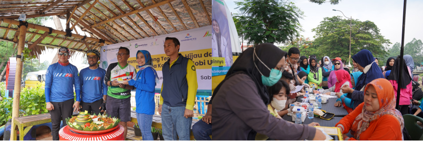 Peresmian secara simbolis Ruang Terbuka Hijau Unggulan Terpadu Duren Sawit oleh Himawan Sutanto (CSR Manager UT) (foto kiri). Beberapa kegiatan yang dilakukan saat peresmian salah satunya pengobatan gratis (foto kanan).