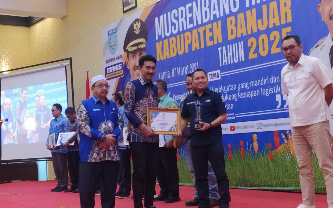 Consistently Implementing Sustainability Programs, United Tractors Branch Banjarmasin Wins The 2024 CSR Award from Banjar District