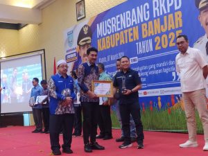 Penyerahan penghargaan oleh Bupati Banjar, H. Saidi Mansyur, S.I.Kom kepada ESRO UT Banjarmasin,  F. Sony Indra di Ballrom Hotel Rodihta Banjarbaru, Kalimantan Selatan, pada tanggal (07/03/2024).