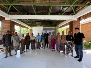 Implementation of a Focus Group Discussion (FGD) with the elderly discussing health.