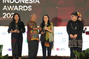 Penyerahan penghargaan oleh PR Indonesia kepada perwakilan PT United Tractors Tbk di Aston Denpasar Hotel & Convention Center, Denpasar.