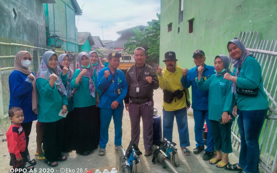 United Tractors Lakukan Kegiatan Fogging untuk Mencegah Penyakit Demam Berdarah Dengue di Cakung Barat, Jakarta