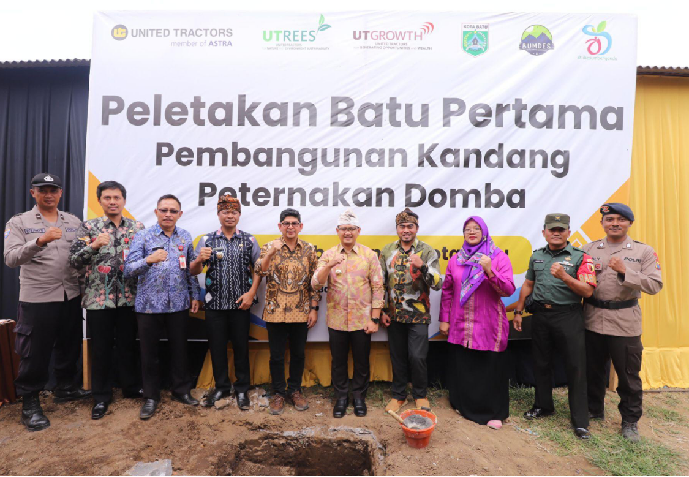 United Tractors Bersama Pemerintah Kota Batu Lakukan Peletakan Batu Pertama Pembangunan Kandang Peternakan Domba di Desa Sumbergondo