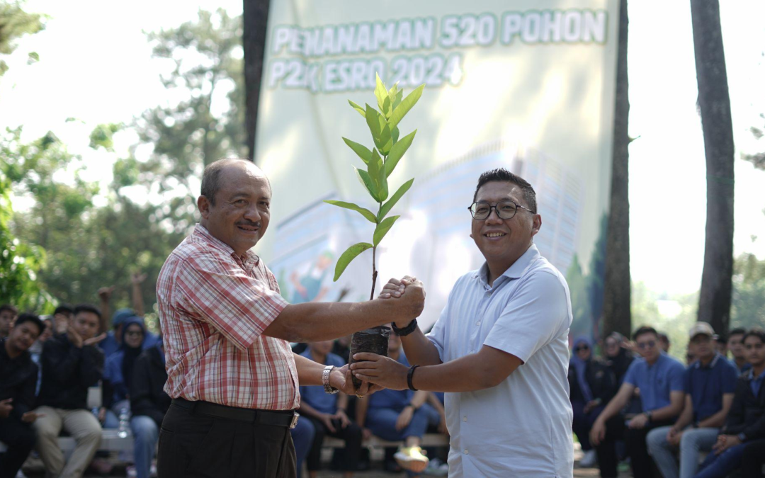 United Tractors Gelar Employee Voluntary Melalui Program Praktisi Mengajar di SMA Kornita dan Menanam 520 Pohon di IPB