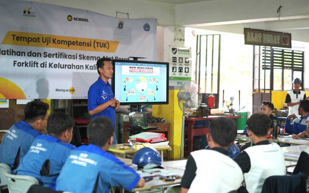 United Tractors Fasilitasi Pelatihan dan Sertifikasi Skema Alat Berat Forklift di Kelurahan Kalibaru, Jakarta Utara