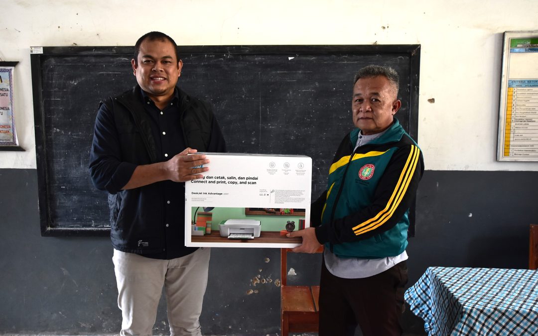 United Tractors Implements Employee Voluntary Program at SDN 1 Rancabali, Ciwidey, Bandung