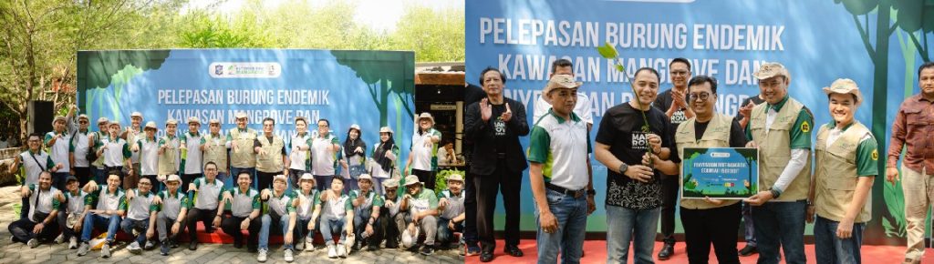 Foto bersama tim Grup UT (foto kiri). Simbolis penyerahan bibit mangrove oleh Direktur UT, Ari Sutrisno kepada Walikota Surabaya, Eri Cahyadi (foto kanan).