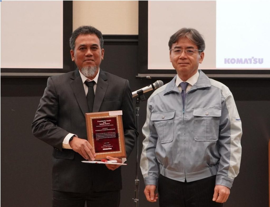 Penyerahan penghargaan yang diberikan secara langsung oleh langsung oleh Presiden & CEO Komatsu Ltd., Mr. Takuya Imayoshi kepada Corporate Strategic & Sustainability Division Head, Jefri,