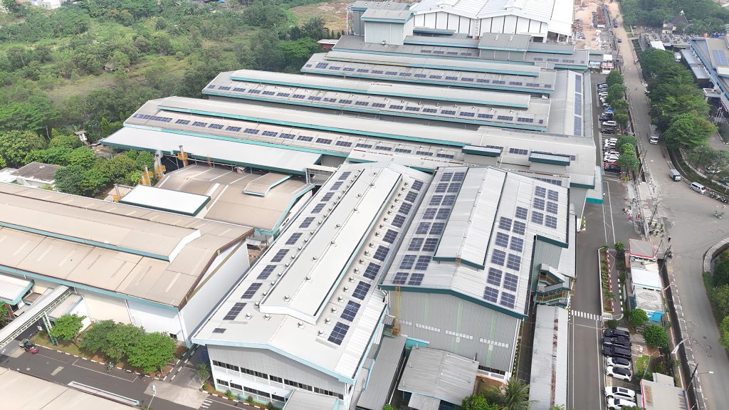 Kebersamaan Jajaran Manajemen EPN dengan SRI setelah Agenda Peresmian PLTS di Lokasi Inverter (Dokumentasi oleh EPN)