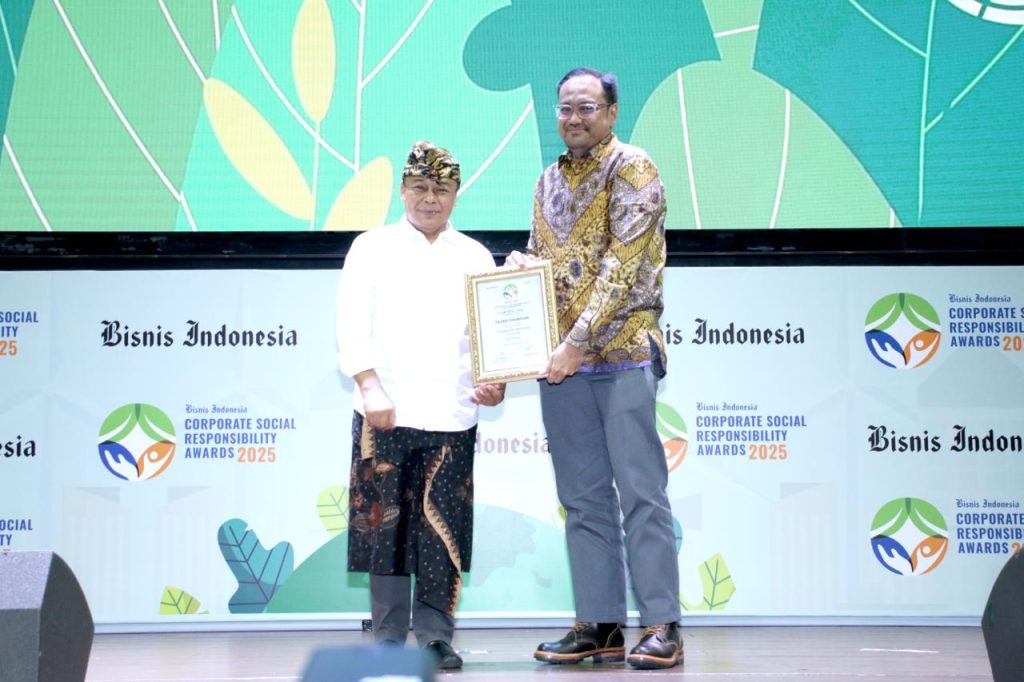 Penghargaan Bisnis Indonesia Social Responsibility Award 2025 diterima oleh Director & Chief Financial Officer PT Agincourt Resources, Noviandri.