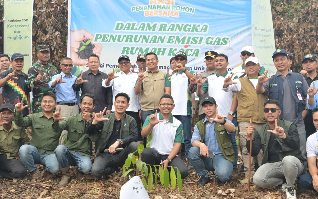 United Tractors Bersama Pemerintah Kota Samarinda Tanam 500 Pohon di Taman Kehati Makroman