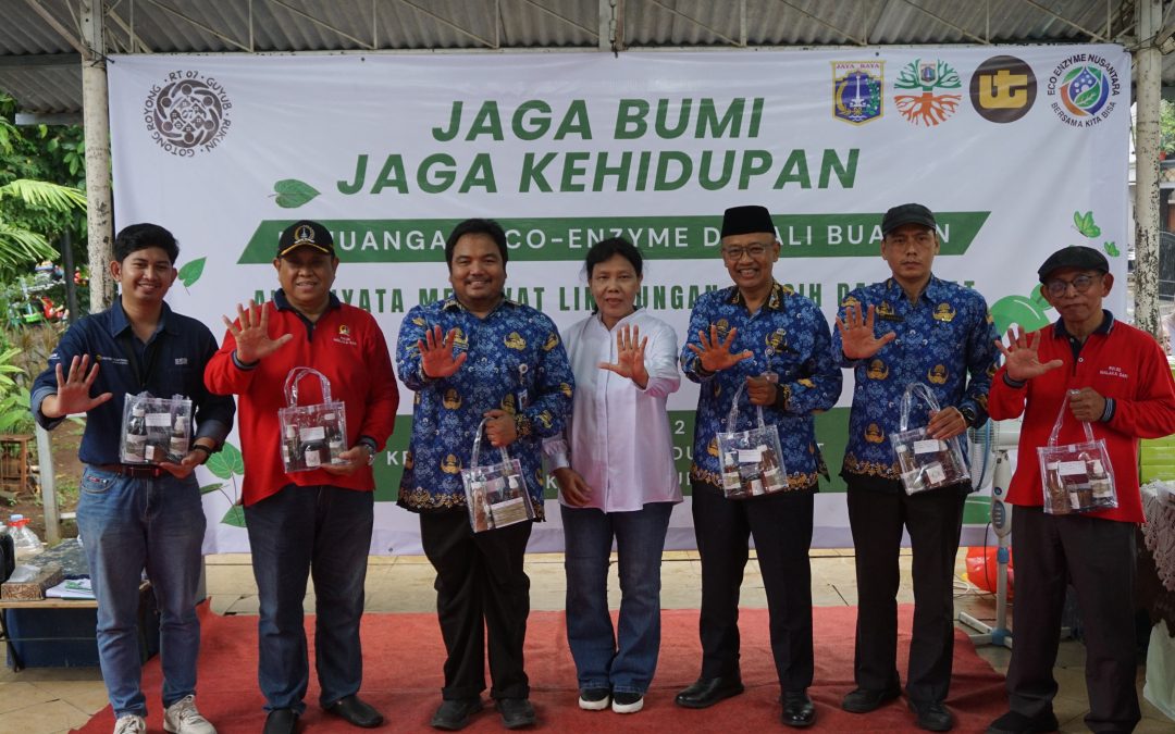 United Tractors Wujudkan Kepedulian Lingkungan dengan Aksi Penuangan Eco Enzyme di Kali Buaran – Jaktim