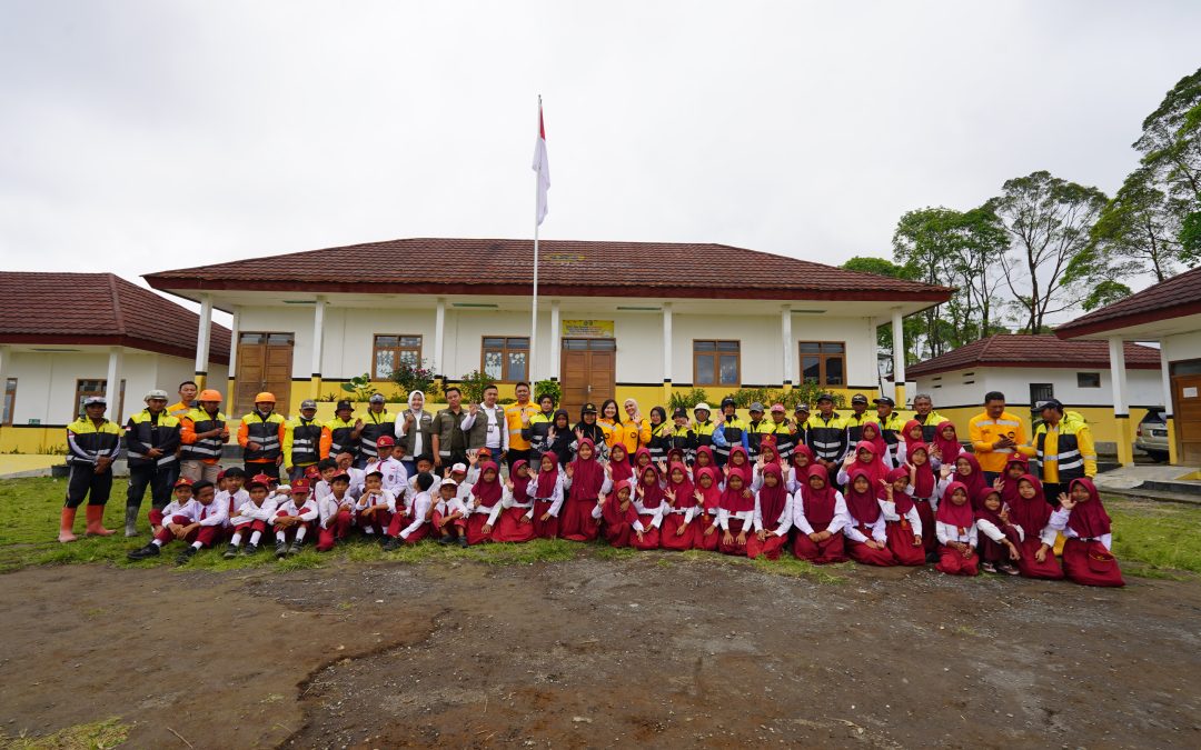 United Tractors Hadir untuk Negeri: Membangun Ketangguhan, Memulihkan Alam, dan Menguatkan Masyarakat