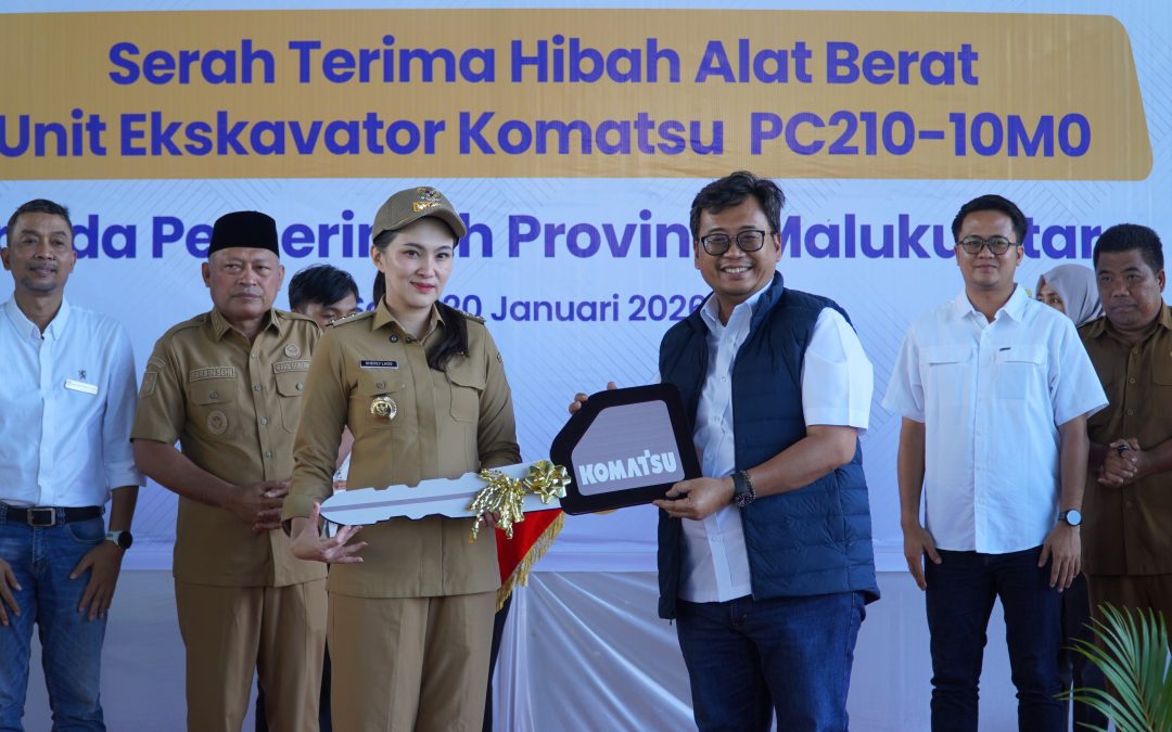 Dukung Pembangunan SDM, United Tractors Hibahkan Ekskavator Komatsu ke Pemerintah Provinsi Maluku Utara
