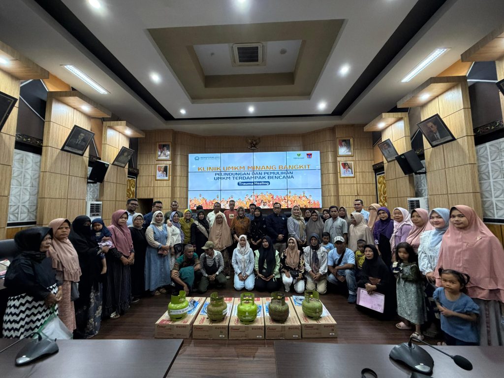 Proses penyaluran bantuan untuk masyarakat di Kota Padang dan Kabupaten Agam.