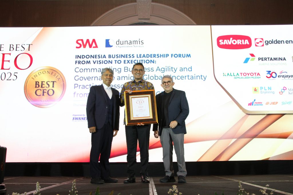 Presiden Direktur PT Bina Pertiwi (BP), Mahmudi (tengah) menerima penghargaan Indonesia Best CEO Awards 2025.