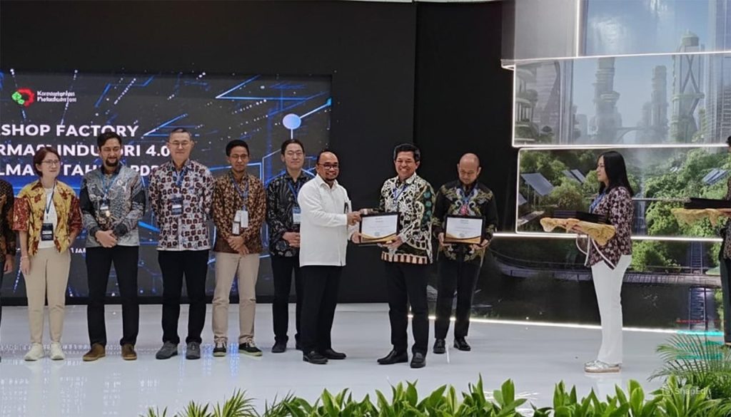 Penyerahan penghargaan yang diterima oleh Direktur Komatsu Remanufacturing Asia, Nasihin di Astra Honda Motor Safety Riding & Training Center pada tanggal (06/02/2026).