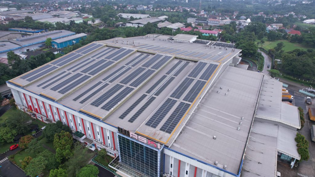 PLTS Atap di Area Operasional PT Astra Komponen Indonesia (ASKI).
