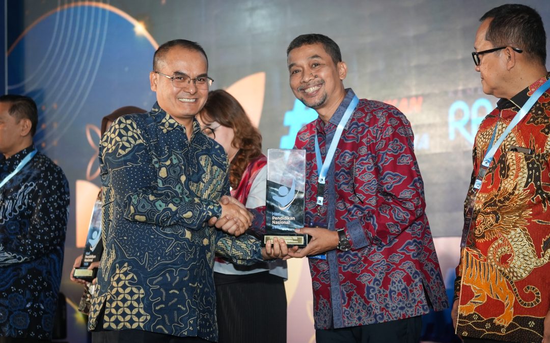 Kontribusi Nyata bagi Dunia Pendidikan Vokasi, United Tractors Terima Penghargaan Kemendikdasmen